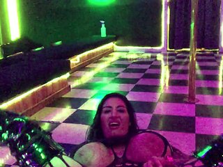 Love Chat Big Boobs Brunette Masturbating For Cam