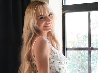 Solo Cecilia with natural tits pleasuring herself in close up video