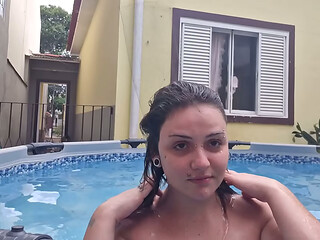 Sua vizinha pelada se exibindo na piscina