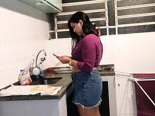 HOT SLUT LIKES TO TAKE CUM IN HER MOUTH AND GET HER FACE FULL OF CUM