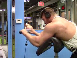 Muscular bodybuilder R0bin bulks up and flexes his massive size