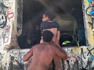 MORADORES TREPAM NA IGREJA ABANDONADA