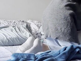 La Vecina Y Yo Jugamos a Lucha Femenina De Pies, Cosquillas Y Aplastamiento