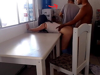 Casada safada fode com negro dotado enquanto o corno lava a lou&ccedil_a