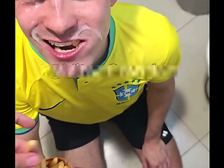 PUTARIA NO BANHEIRO DO MAC. SUB COMEU A BATATA FRITA COM PORRA DE MACHO.