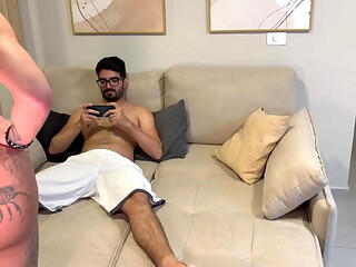 Meu namorado nerd pirocudo n&atilde_o me deu aten&ccedil_&atilde_o, ent&atilde_o mamei ele enquanto jogava, o puto n&atilde_o resistiu o torou meu cuzinho com for&ccedil_a / Completo no SHEER E RED