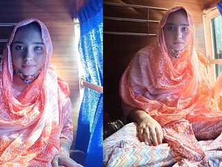 Bus me ladke Kapde Utarkar fingaring karne lgi