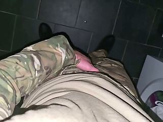 PhantomGentX &ndash_ Uniform-Soldat spritzt schnell in Kameraden-Toilette ab