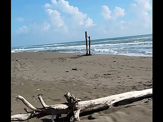 Sexo p&uacute_blico arriesgado en la playa casi nos atrapan