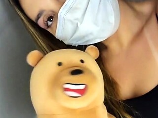 Meu ursinho viajou conmigo... ele me chupou no banheiro do