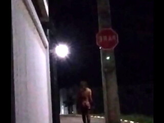 Putinhalee1 se exibindo na rua