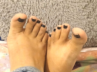 Size 7 feet toe wiggling