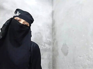 Muslim Stepmom Shivani Caught Giving Blowjob and Fucking Doggy Style in Hindi Urdu