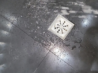 Silver fox jerks off in the rain while peeing