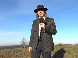 Alice and her whispering boast