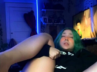 Amateur Webcam Teen Masturbates And Teases