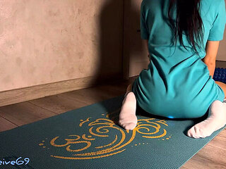 Amateur Brunette Sports Anal Fisting & Huge Dildo Gape - Homemade Solo