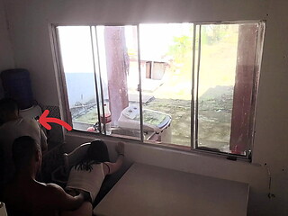 Corno com problema auditivo lava a lou&ccedil_a enquanto sua mulher faz sexo com neg&atilde_o escondido