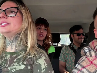 Inedito atendente de fast food vira atriz porno! E chamamos um seguidor para foder e chupar ela toda dentro do carro em publico