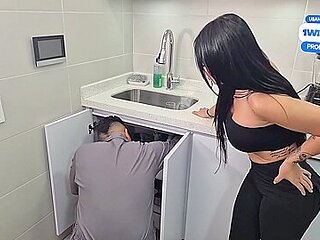 Cachonda Colombiana Seduce Al Plomero Y Termina Cabalgando Su Verga - Alejandra Palacios