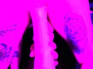 Close up with lesbo getting cunt toyed