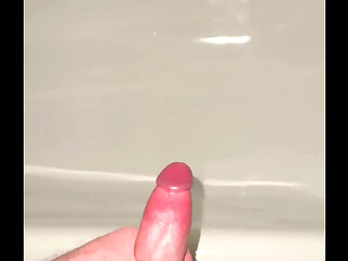 Nach dem Gym die Badewanne vollgespritzt mit Sperma &ndash_ geiler deutscher Typ verschwitzt und hart