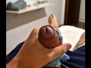 BATENDO PUNHETA COM A CALCINHA DA NAMORADA