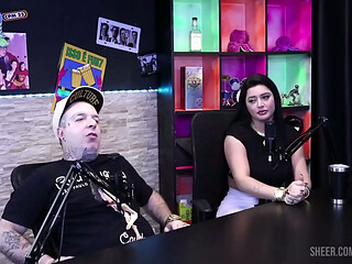 Fudeu a casada Monica Lima ao vido na web e o marido s&oacute_ assistiu. Bruna carlos, uma loira muito gostosa fudeu com a Monica Lima na frente do corno manso.