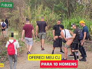 LEVEI 2 AMIGOS H&Eacute_TEROS PARA FODER MEU CU EM P&Uacute_BLICO, ONDE HOMENS COSTUMAM FAZER CAMINHADA. ENQUANTO CADA UM SE RESERVA PARA COMER MEU CU, UMA PLATEIA DE HOMENS OBSERVA E SE MASTURBAL.