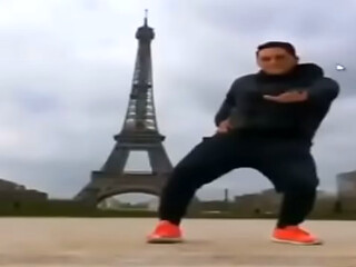 Momo bailando sexy