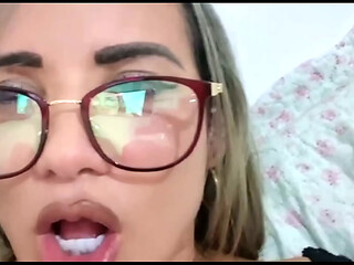 Vizinha safada descobriu que Tenho pau grosso e veio me chupar