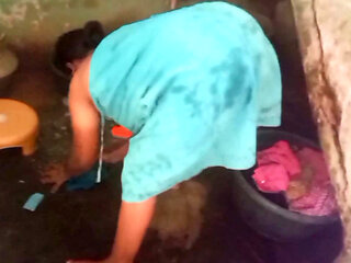Tamil aunty bathing porn video in village