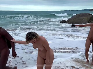 casal luar em praia nudista fode ao ar livre com neg&atilde_o marlon costa - completo no RED