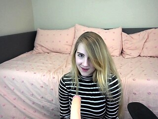 amateur blonde solo webcam
