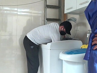 Fui consertar a m&aacute_quina de lavar de uma casada gostosa que me provocou,n&atilde_o resisti e acabei comendo a cliente