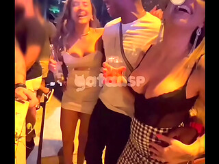 Casadas safadas fodem com neg&atilde_o pirocudo conheceram no role. Essas duas casadas safadas, rainha hotwife e gataaasp fodem com neg&atilde_o pauzudo na frente dos maridos chifrudos.