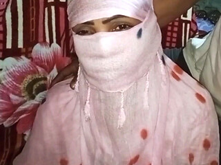 Desi bhabhi enjoys horny kiss and gets fingered