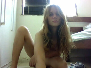 Cure-faced little Sexyluke try a translucid tube and a hairbush in her hole