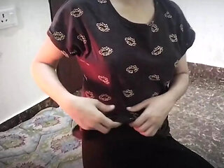 Desi aunty ka chuchi daba daba kar pela