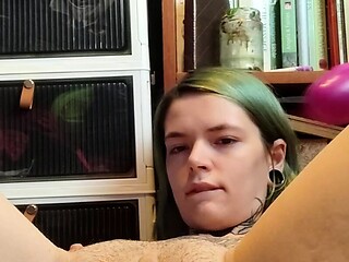 Mature amateur solo toying