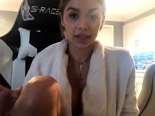 Amateur Webcam Chick Masturbates On Webcam More at