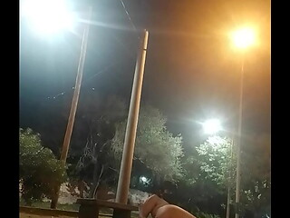 Caminando como perra en celo en plaza publica