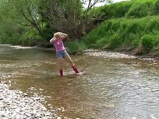 Pissing outdoors with stunning blonde