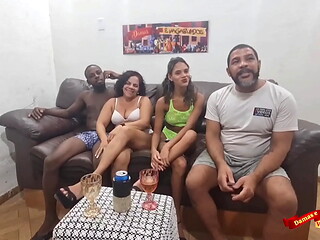 Dona de casa fode com dois e da o cu at&eacute_ cagar no pau do afro brasileiro dotado...