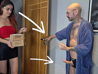 Entregadora ficou de olho na ere&ccedil_&atilde_o do velho pervertido!