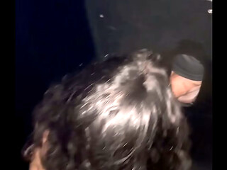 Casada brasileira chifradeira, fez o corno manso levar ela na balada e escolheu o macho pauzudo para arrebentar a buceta dela e fez o corno filmar tudo.