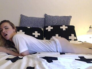 Amateur Webcam Teen Masturbates And Teases