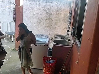 esposa saiu e a empregada n&atilde_o resistiu ao meu pau ereto