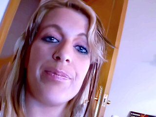 Tigra: Quick Little Interview in French with the Beautiful Blonde MILF Tigra