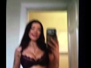 Solo brunette lingere